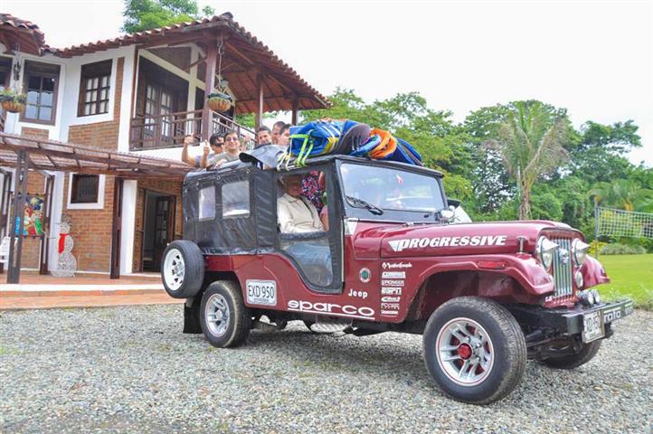 jeep wilys Balsaje por el Rio la Vieja