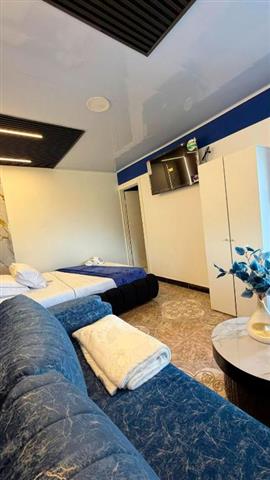 artehoteldelquindio10 Alquiler Fincas Quindio Hoteles Eje Cafetero Planes Transporte habiración con cama doble y sofa para 2 personas