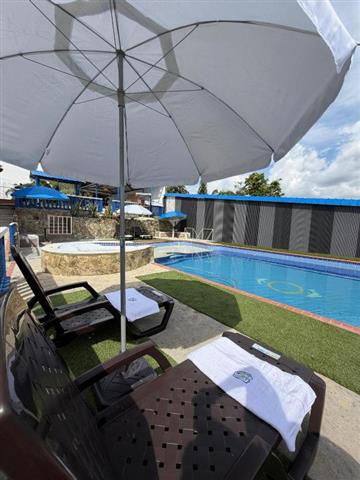 artehoteldelquindio7 Alquiler Fincas Quindio Hoteles Eje Cafetero Planes Transporte parasoles frente a la piscina