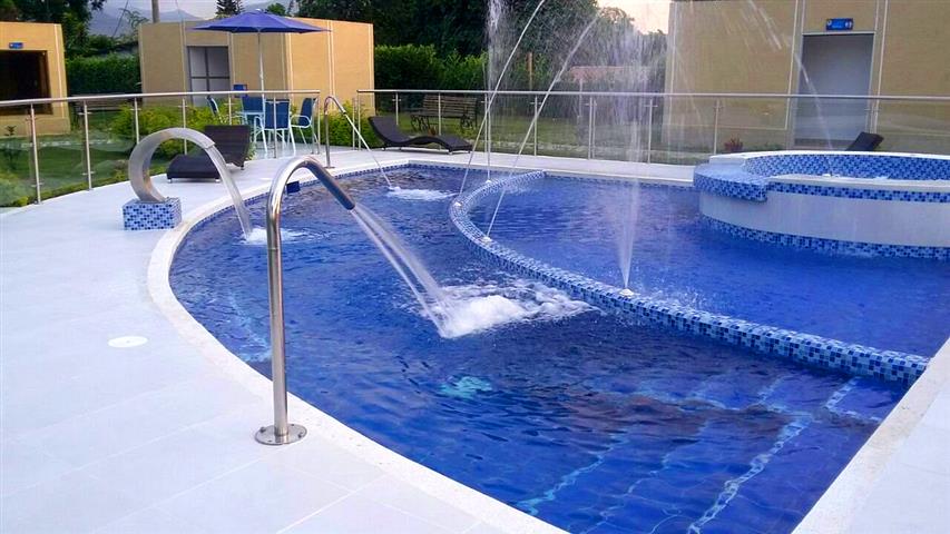 piscina y jacuzzi en Cabañas  Riverwalk Resort