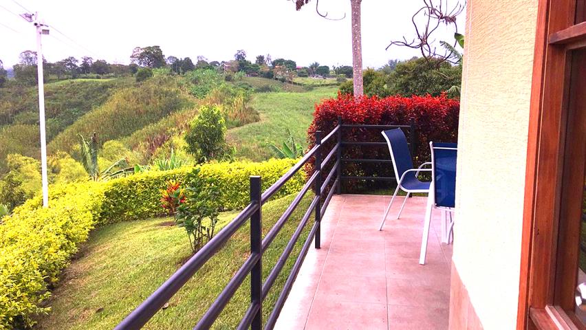 balcon con vista al paisaje en Cabañas  Riverwalk Resort
