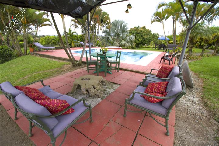 piscina y areas de descanso en Casa Campo el Retiro 