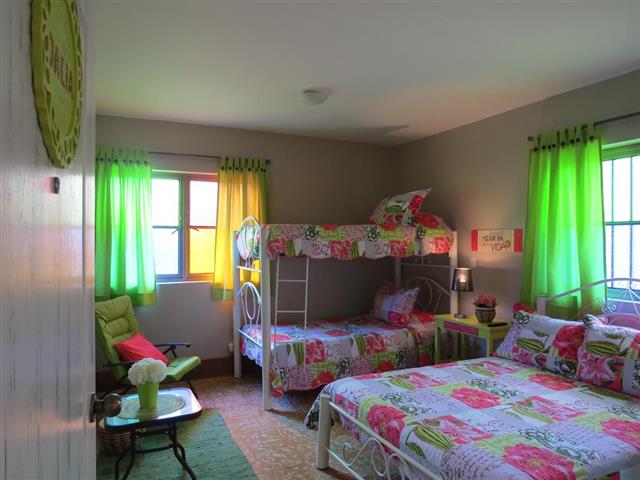 habitacion con tres camas Finca Recreacional Marcelandia