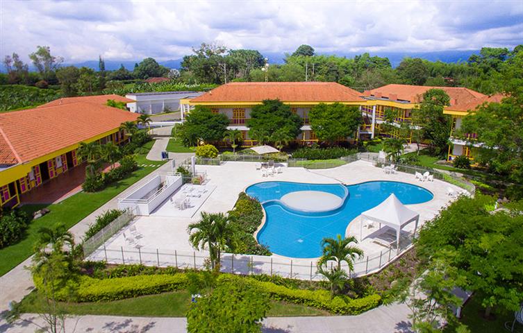 hotelmocawaresort1 Alquiler Fincas Quindio Hoteles Eje Cafetero Planes Transporte vista a la piscina Hotel Mocawa Resort